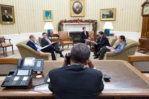 Fotografia durante o telefonema entre Obama e Raúl Castro, antes de ser anunciado o acordo diplomático